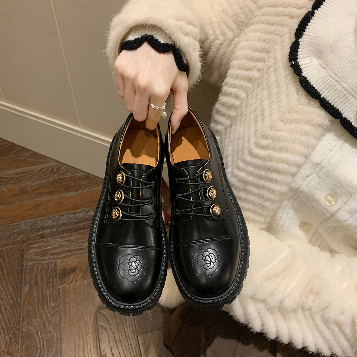 British retro shoes thick sole badge small leather shoes for women in autumn and winter soft leather niche college style black thick heel single shoes