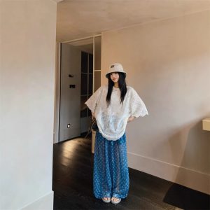 Real-life design-sensing hook-flowered hollow lace shirt thin layered sunscreen blouse printed sunscreen trousers fashion suit