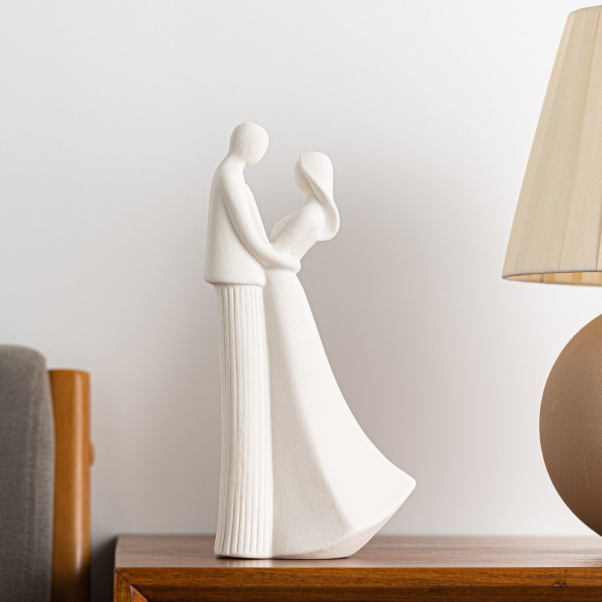 Simple couple ceramic ornaments, living room TV cabinet bedside home decoration gift